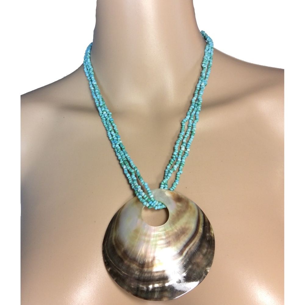 Glimmering clam shell necklace